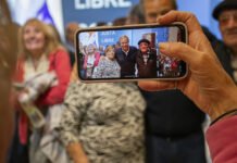 Cascallares acompañó a centros de jubilados que disfrutaron de una obra de teatro sobre la vida de Eva Perón