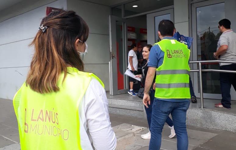 Lanús: 100 voluntarios municipales ayudan a coordinar las filas de los cajeros automáticos