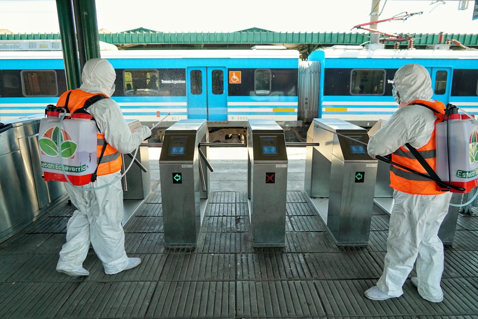 Desinfección y fumigación en transportes y puntos clave de Esteban Echeverría