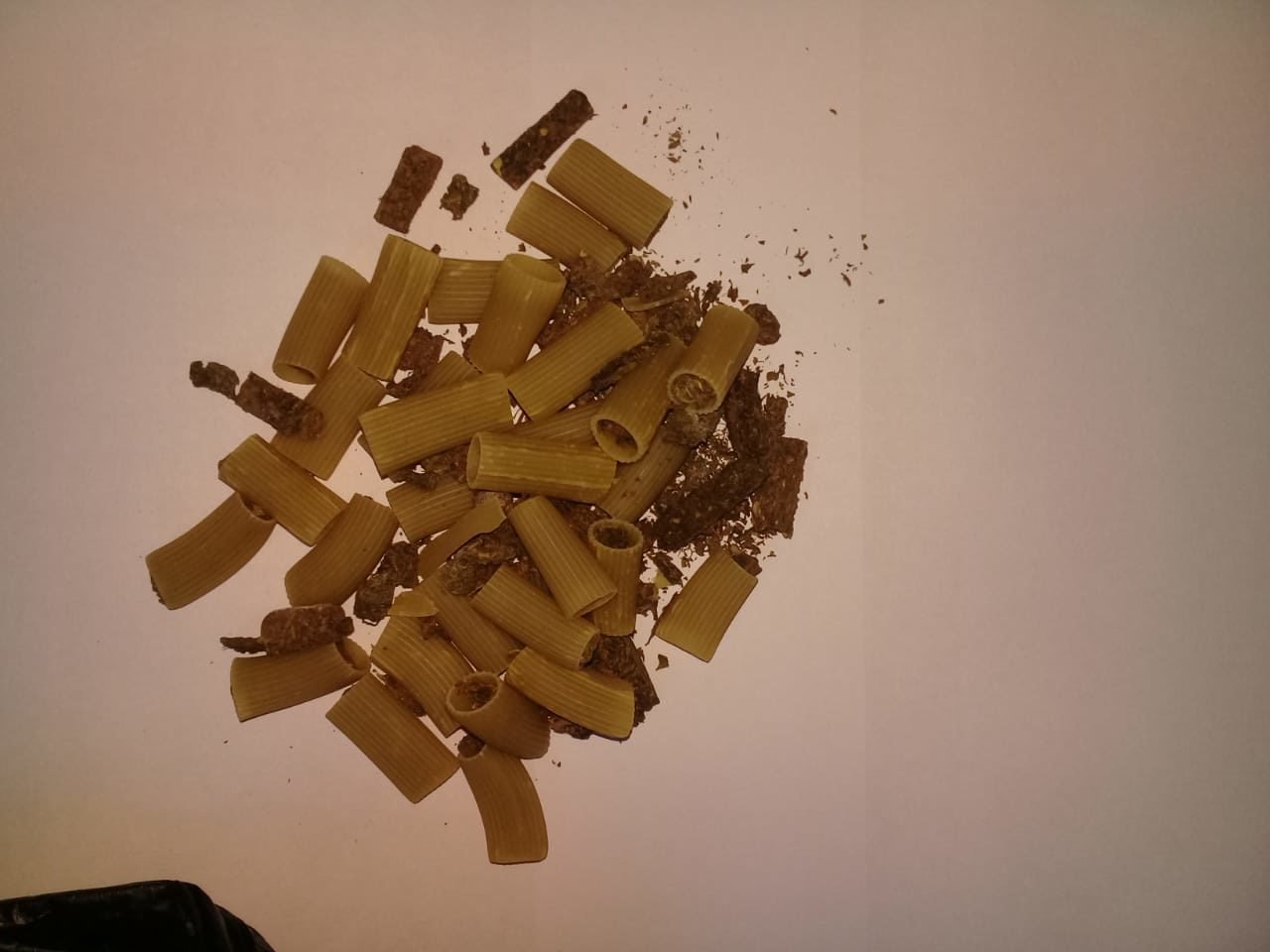 En pleno aislamiento por coronavirus, una mujer viajó desde La Plata a la penitenciaría de Varela e intentó pasar drogas «camufladas» en fideos secos