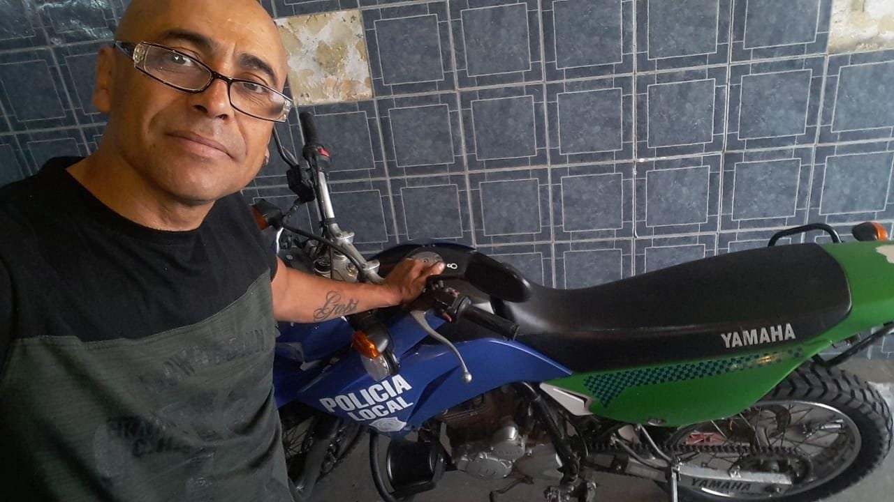 Gesto solidario en plena pandemia: Juan, un vecino de 9 de Abril, repara sin costo las motos a la policía