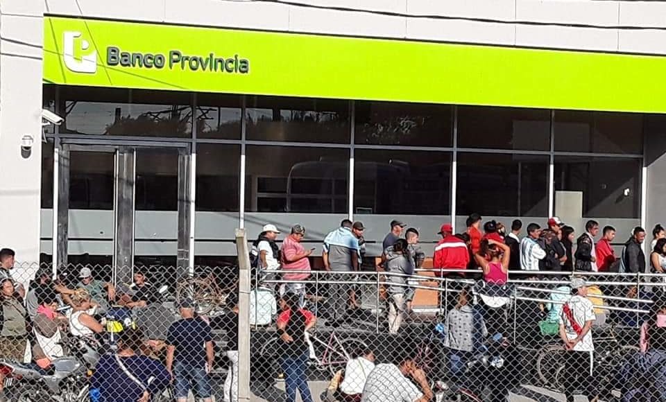 La gente colmó los bancos en plena pandemia