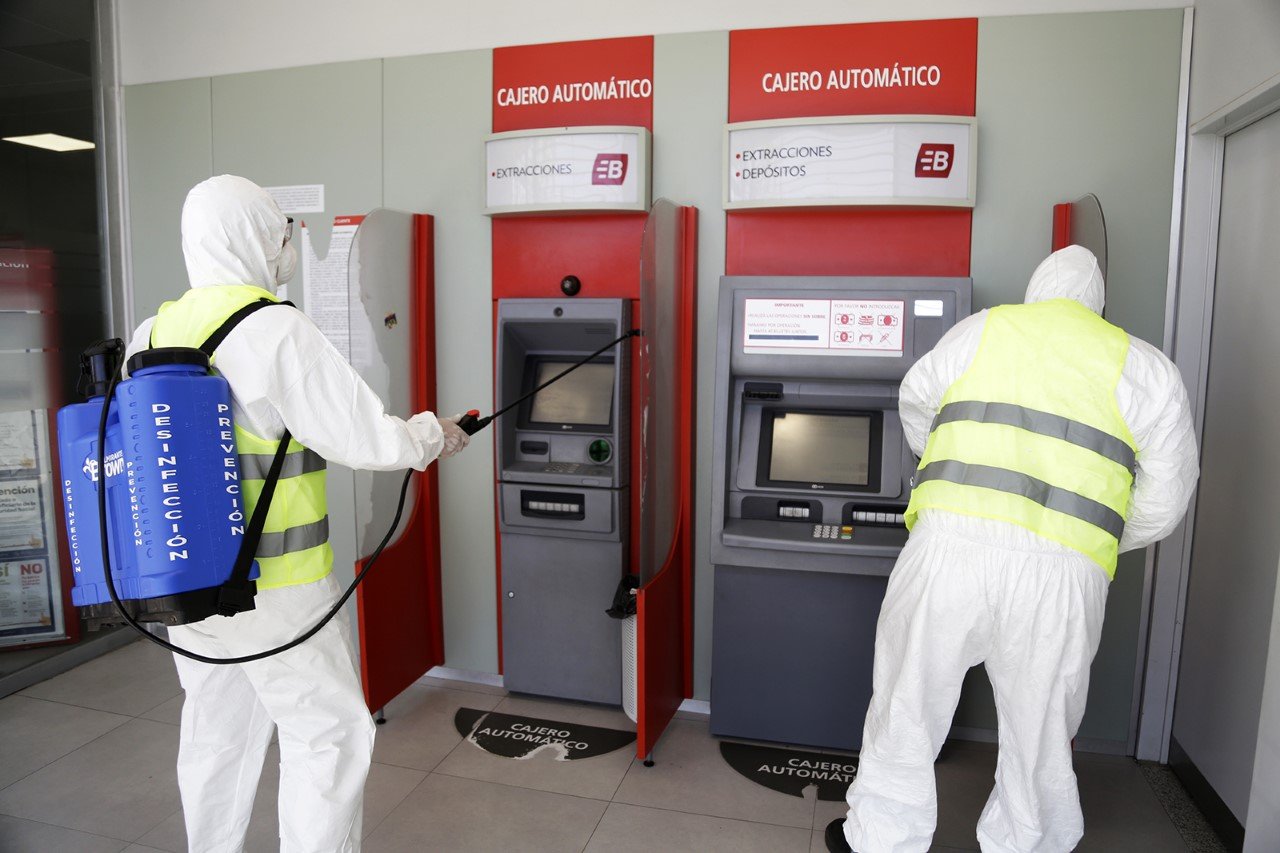 El municipio de Brown desinfecta cajeros automáticos, instituciones y estaciones de trenes