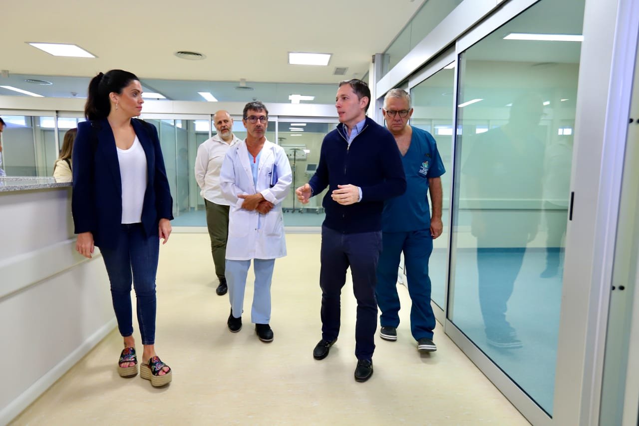 Fernando Gray recorrió el Hospital del Bicentenario con la titular del PAMI, Luana Volnovich