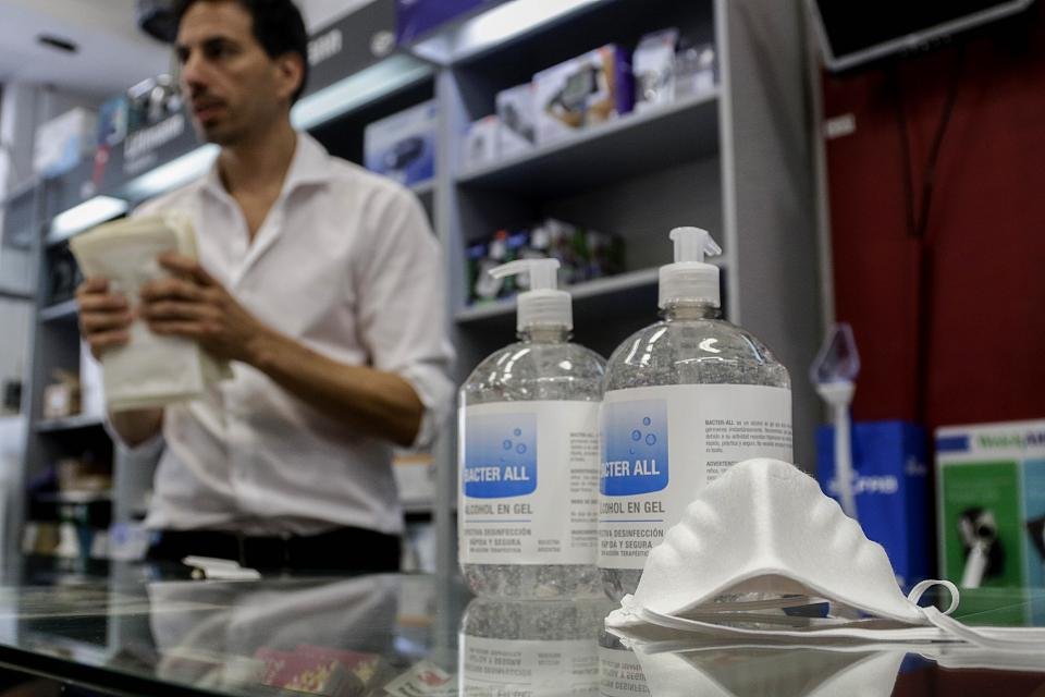 Farmacéuticos buscan evitar la aglomeración de pacientes venta de Alcohol en gel