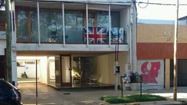 Colgó un bandera inglesa el 2 de abril y un veterano se enfureció