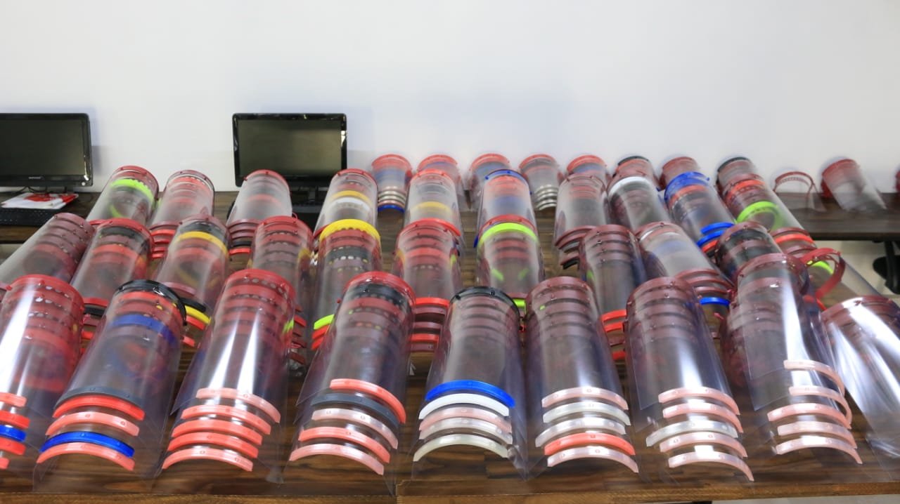 Solidaridad: emprendedores de Lanús hicieron 600 máscaras de protección facial para trabajadores de Salud