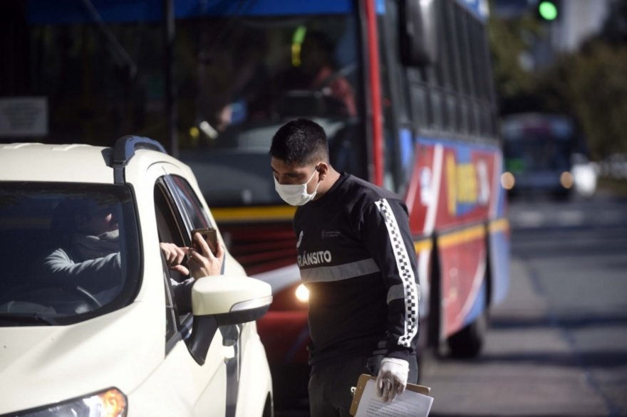 ¿No es mucho? en La Plata fijan multas de hasta $130 mil para quienes no usen barbijos caseros