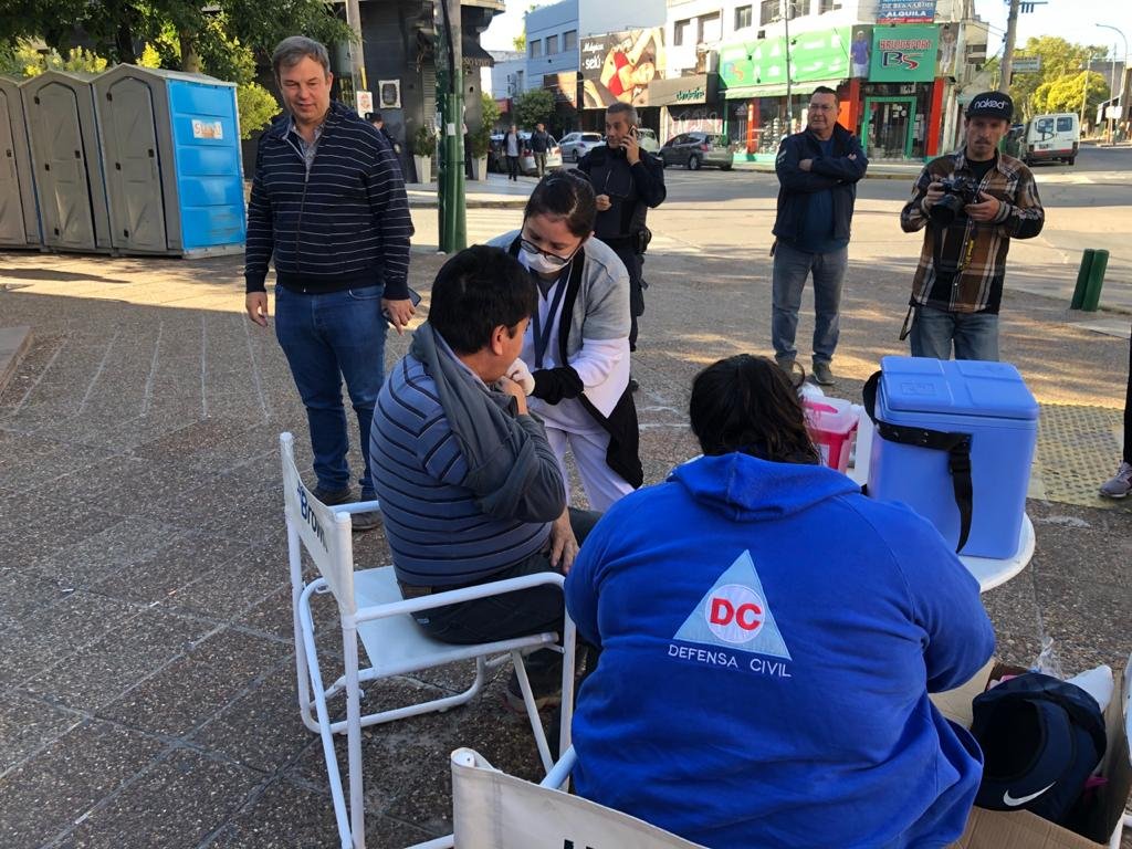 Jubilados: el Municipio de Brown colocó sillas, baños químicos, desinfecta y vacuna en los bancos