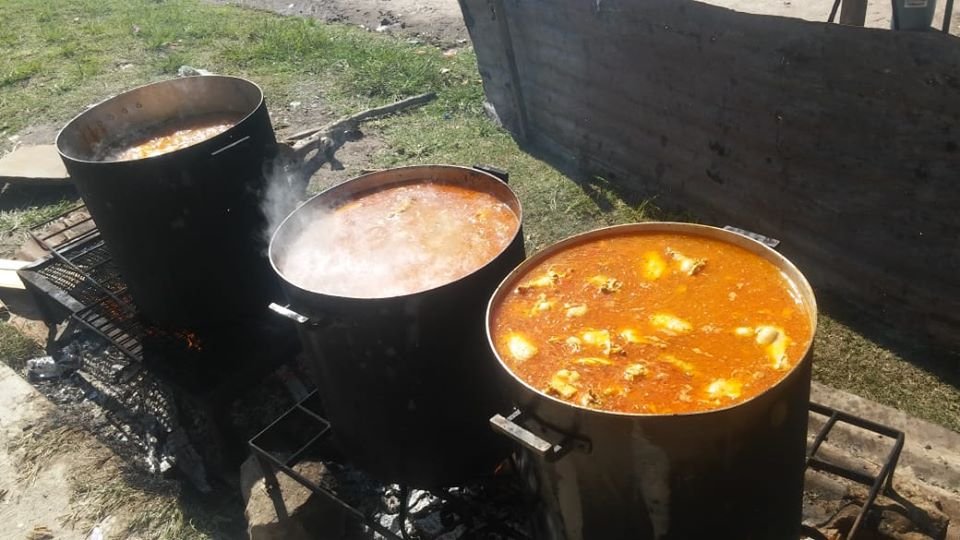 Comida caliente para los vecinos carenciados en esta cuarentena: la actividad solidaria de “Los Legendarios”, la barra de Claypole