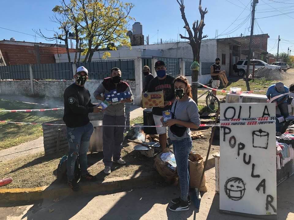 Músicos solidarios: los chicos de “La Mara Santos” organizan y preparan ollas populares para los vecinos del Barrio Tongui de Lomas