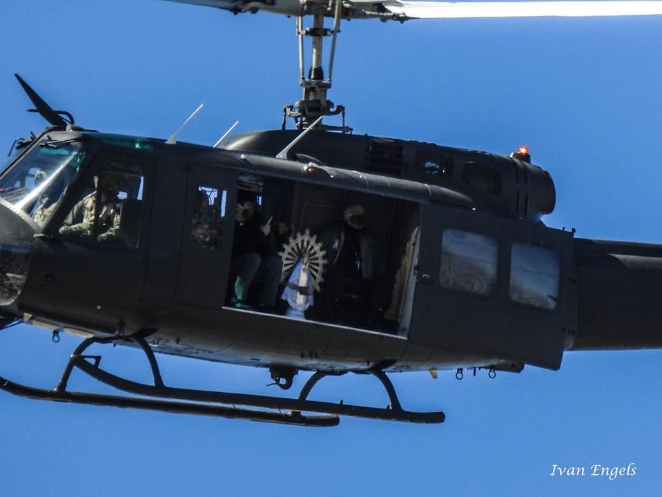 Llevaron imágenes de la Virgen en un helicóptero para pedir el fin de la pandemia