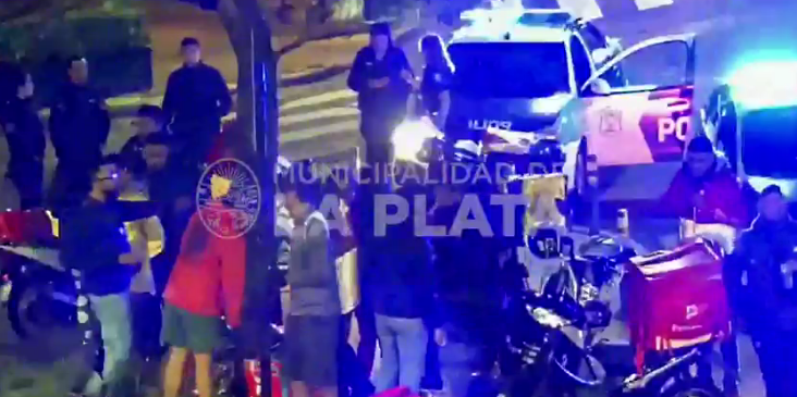 Trabajadores de deliverys se amontonaron para tomar una birra en la calle: vino la policía