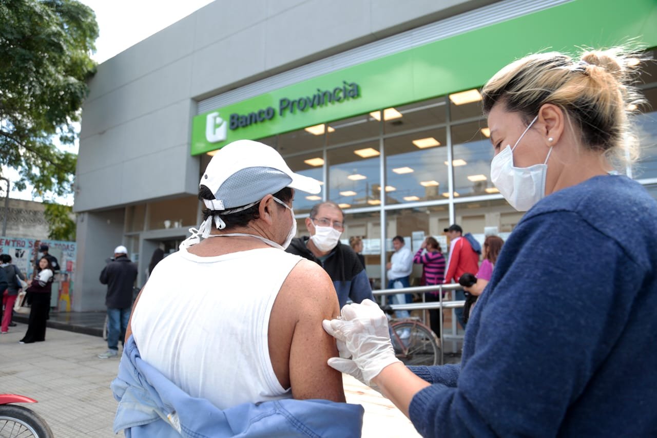 El municipio Brown vacunó a los adultos mayores en el ingreso a los bancos