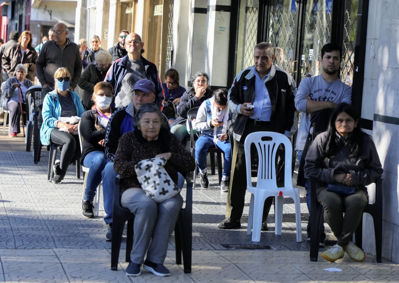 Este sábado, bancos de la Región, con asistencia de los municipios, atienden con mayor orden y distancia