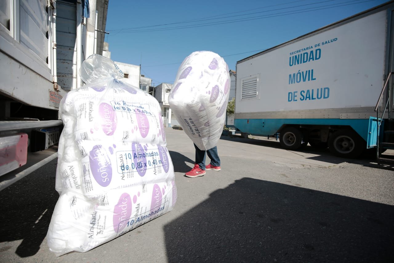 «Causa Común» canalizó la entrega solidaria de 100 almohadas a hospitales de Almirante Brown