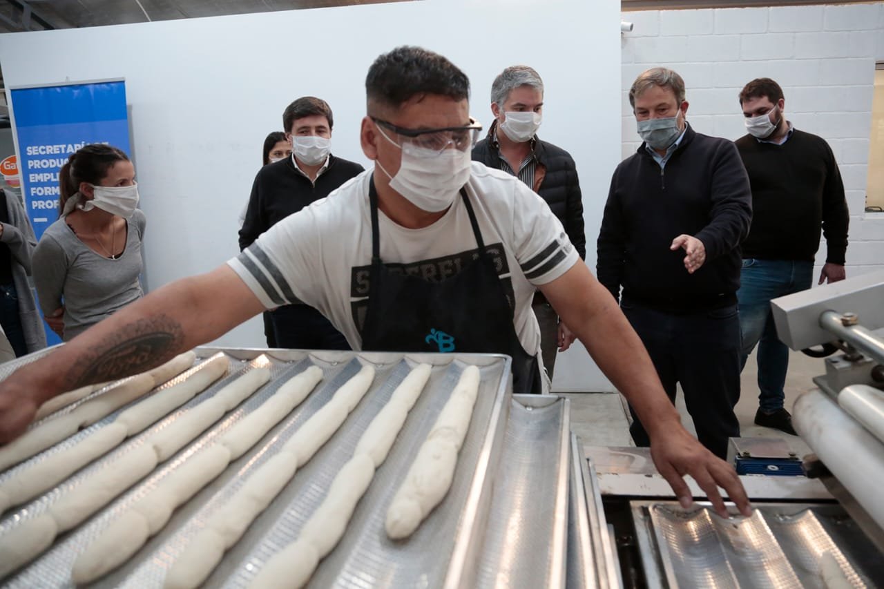 Con maquinas incautadas al narcotráfico, fabrican 1600 kilos diarios de pan supernutritivo para comedores