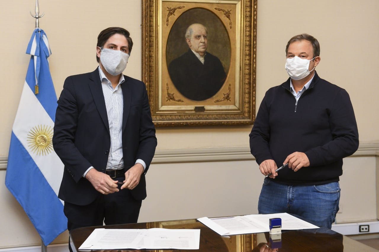 Cascallares junto a intendentes firmaron convenio para el retorno de las netbooks de Conectar Igualdad