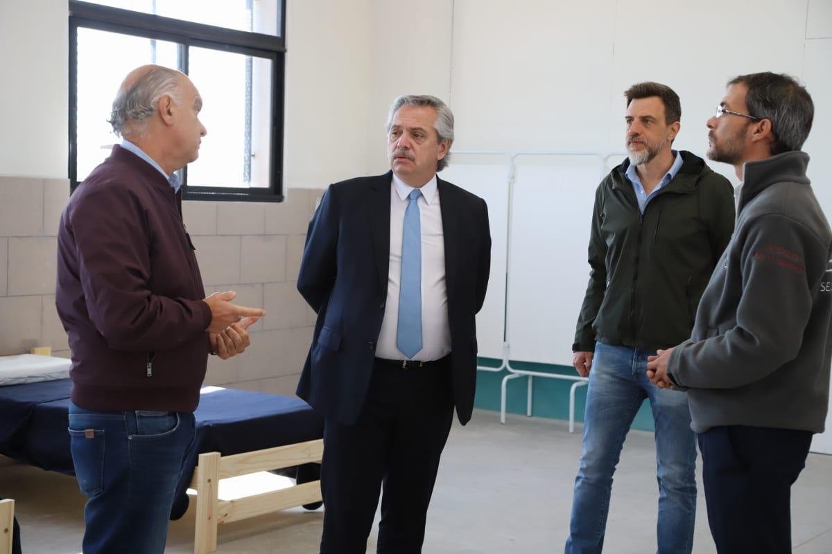 El presidente Alberto Fernández visitó el hospital de campaña de Villa Jardín