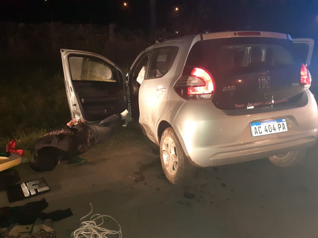Intentaron escapar con un auto robado, armas, chaleco antibalas y vestimenta de policía