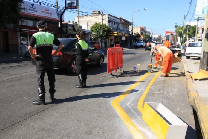 2020-05-19 NUEVA DEMARCACIÓN VIAL EN LOS CENTROS COMERCIALES PARA MANTENER EL DISTANCIAMIENTO SOCIAL