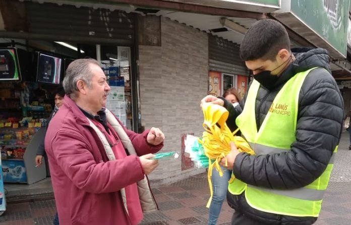 EL VOLUNTARIADO MUNICIPAL REPARTIÓ TAPABOCAS EN LA ZONA ESTE DE LA ESTACIÓN DE LANÚS 2020-05-06 at 10.15.54