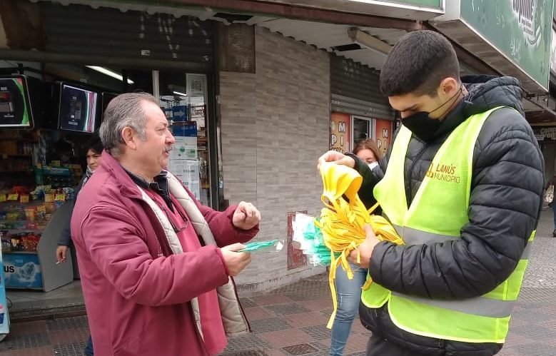 El Voluntariado Municipal repartió tapabocas en la zona este de la estación de Lanús