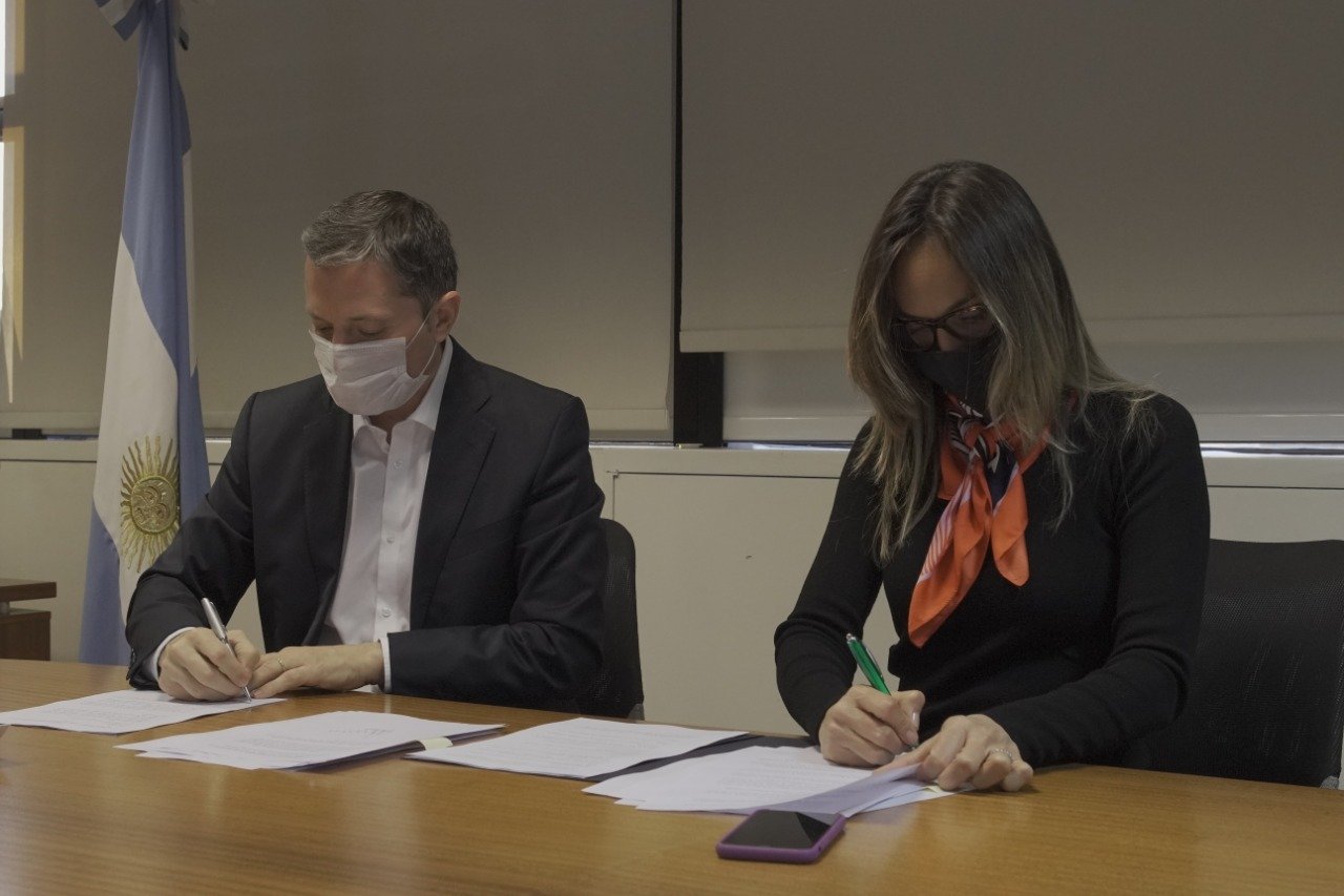 Malena Galmarini y Fernando Gray firmaron acuerdo para reactivar y comenzar obras en Esteban Echeverría, en el marco del Plan Argentina Hace