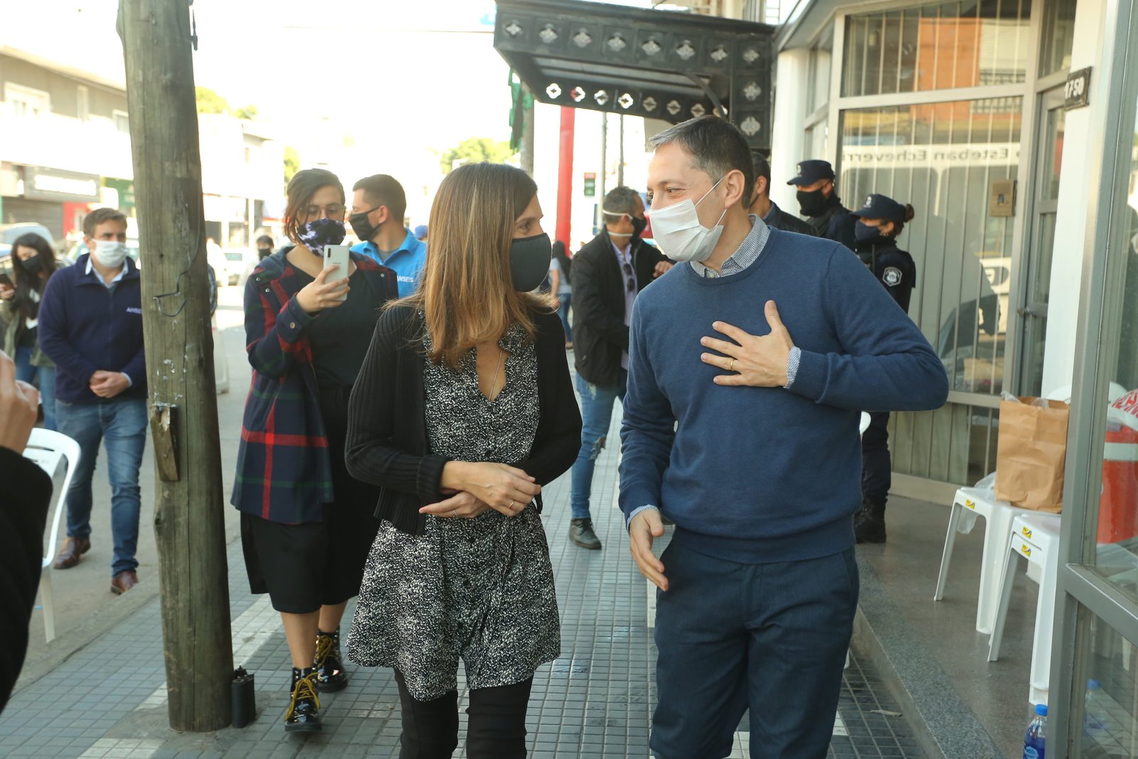 Fernando Gray junto a Fernanda Raverta recorrieron lugares de cobro del IFE