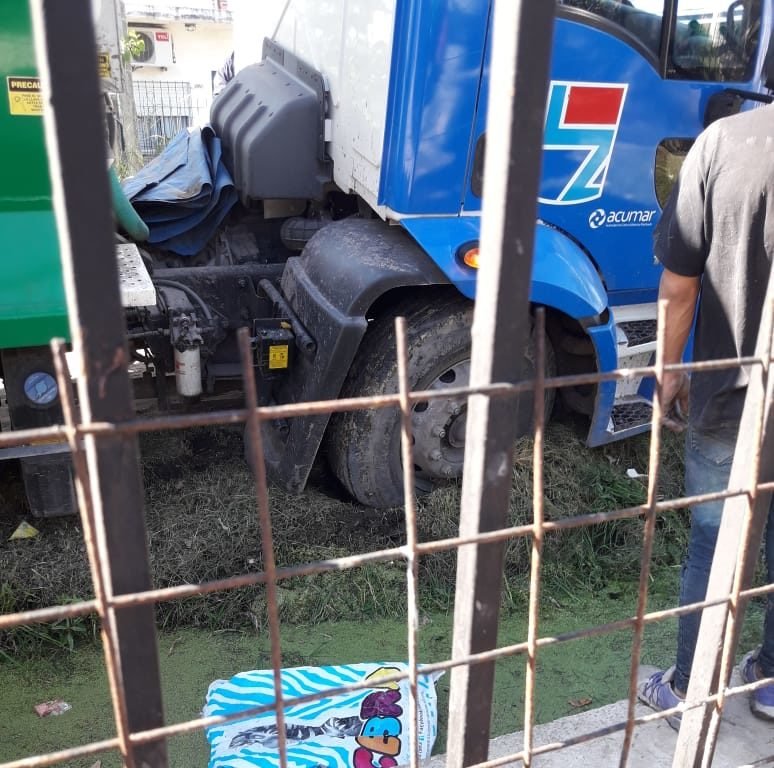 Un camión municipal le rompió el acceso a su casa y todavía espera una respuesta