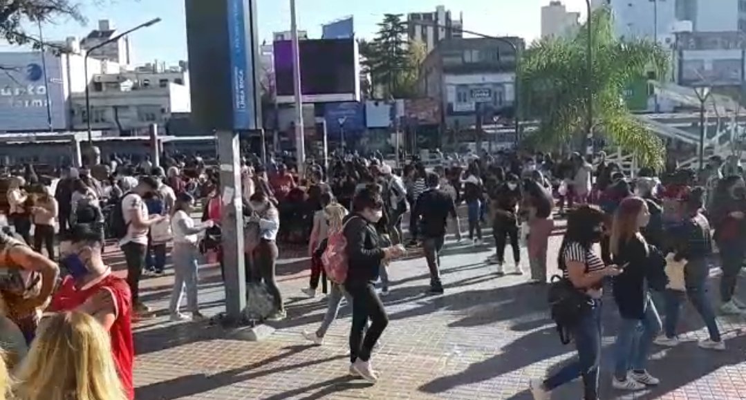 ¿Fin de semana sin distancia social? Las calles se llenaron de gente y hasta hubo un torneo de fútbol pese a la cuarentena