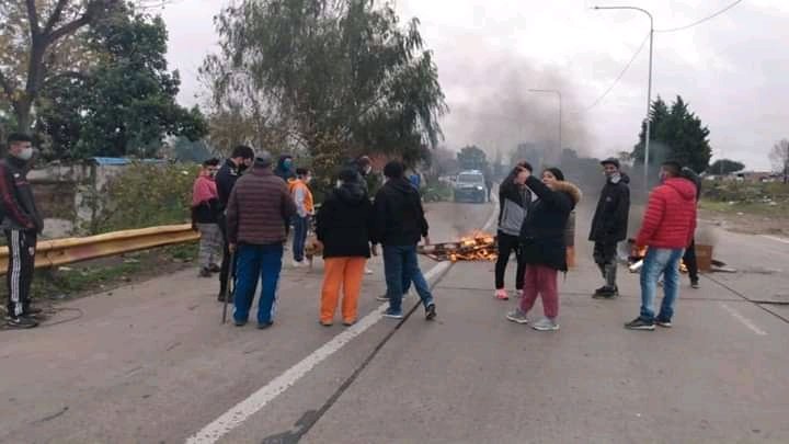 “Acá hay gente con coronavirus”: reclamaron en el Acceso Sudeste por controles y testeos de Covid-19 en Villa Azul