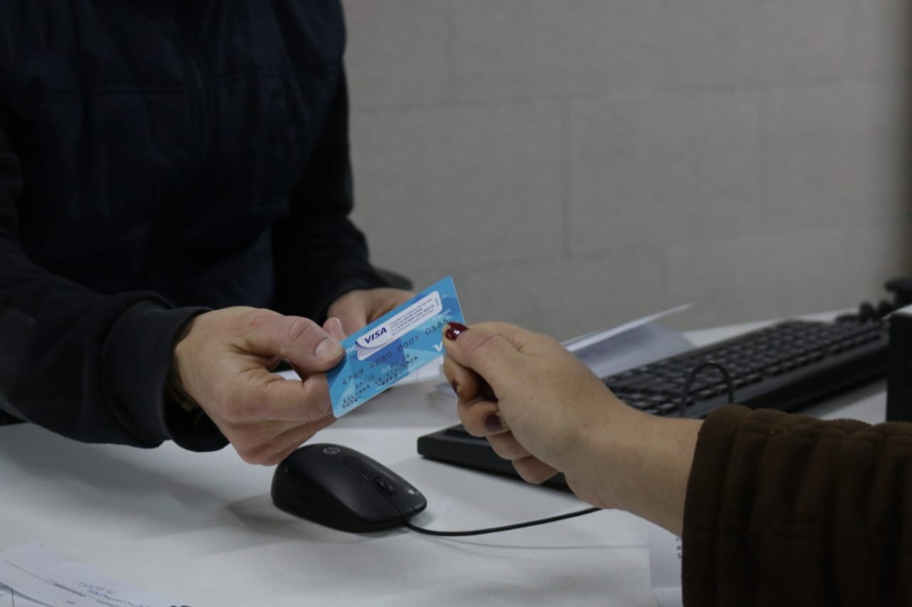El municipio de Lanús continúa con la entrega de tarjetas «Alimentar»