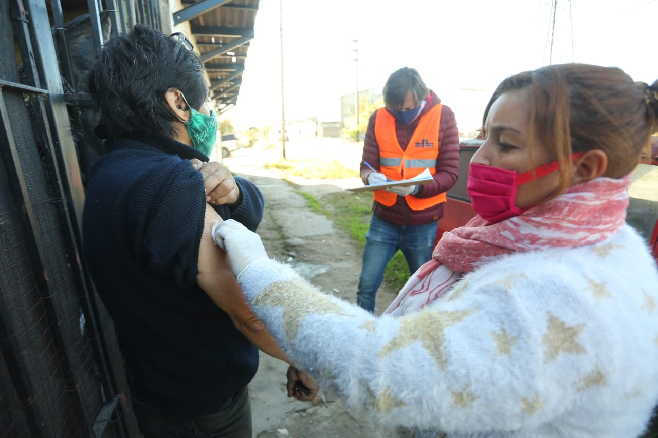 Más de 400 vecinos recibieron hoy la vacuna antigripal