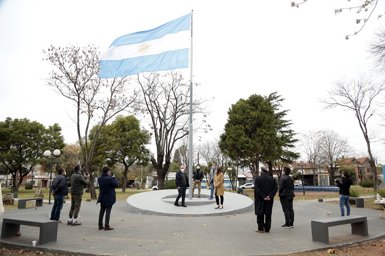 Cascallares encabezó izamiento de la Bandera en Calzada y visitó a Defensores de Glew