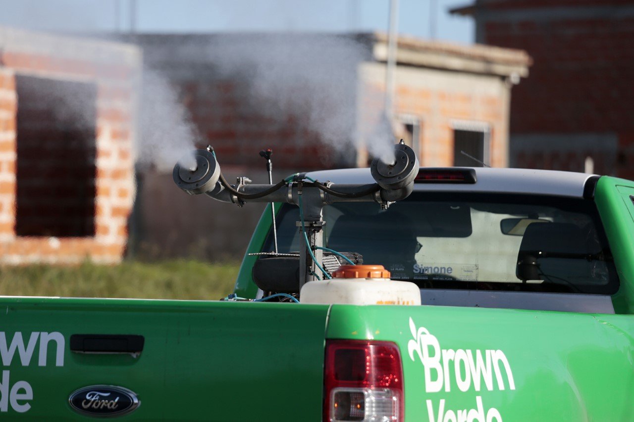El municipio de Brown profundiza los operativos de fumigación y recomienda descacharrizar en cuarentena