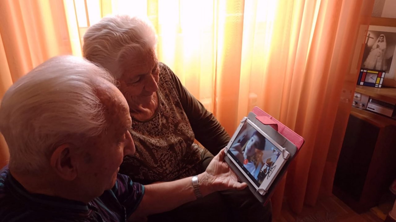 Recomiendan utilizar videollamadas con los familiares en los geriátricos