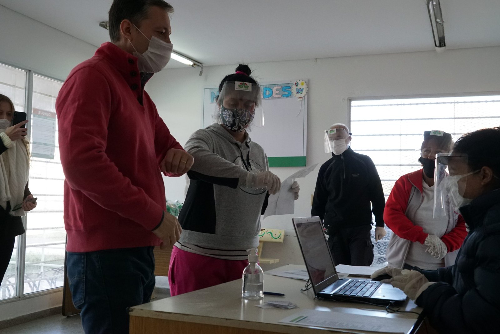 Fernando Gray en la entrega de alimentos en el CIC Siglo XX de El Jagüel