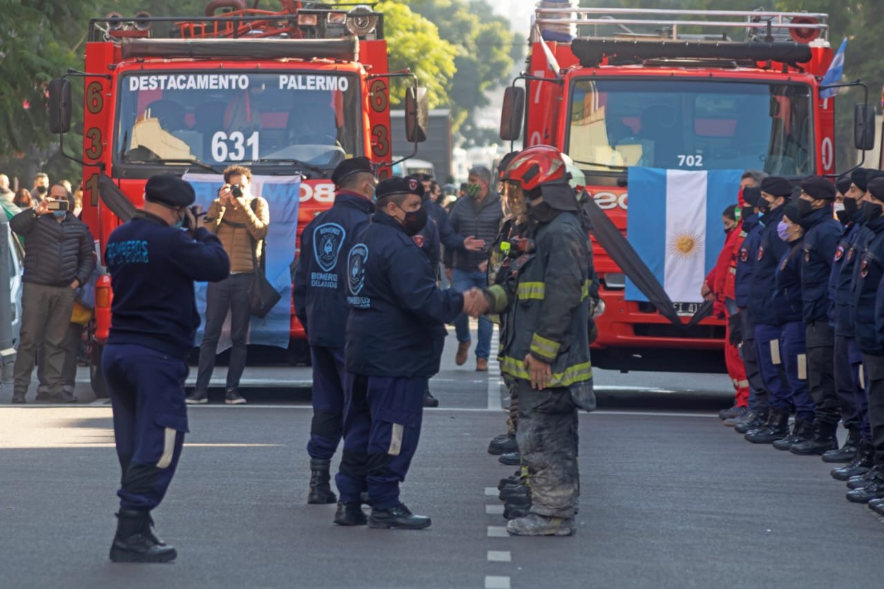 Policías y bomberos homenajearon a sus compañeros fallecidos en el incendio de Villa Crespo
