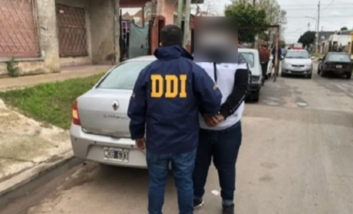 92879_manos-cobtas-detenido-edit-final