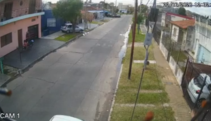 Un-ladrón-ingresó-a-una-casa-a-la-fuerza-tras-simular-ser-un-cadete-de-mensajería-Imagen-captura-de-video