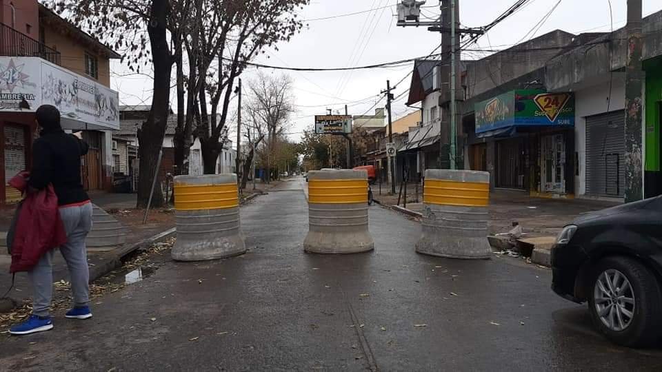 Cuarentena: malestar entre los vecinos de Llavallol por la colocación de caños en calles para evitar la circulación