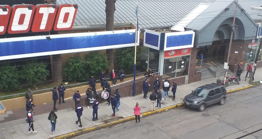 Denuncian que pese a haberse confirmado 15 casos positivos de coronavirus, el Coto de Quilmes sigue abierto