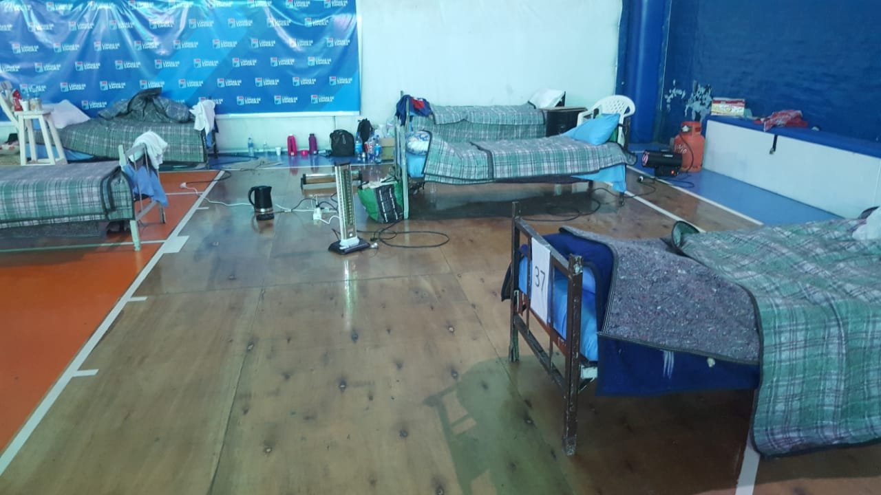 Coronavirus: vecinos aislados en el Club Gimnasia y Esgrima de Lomas aseguran sufrir frío y de la “falta de asistencia médica”