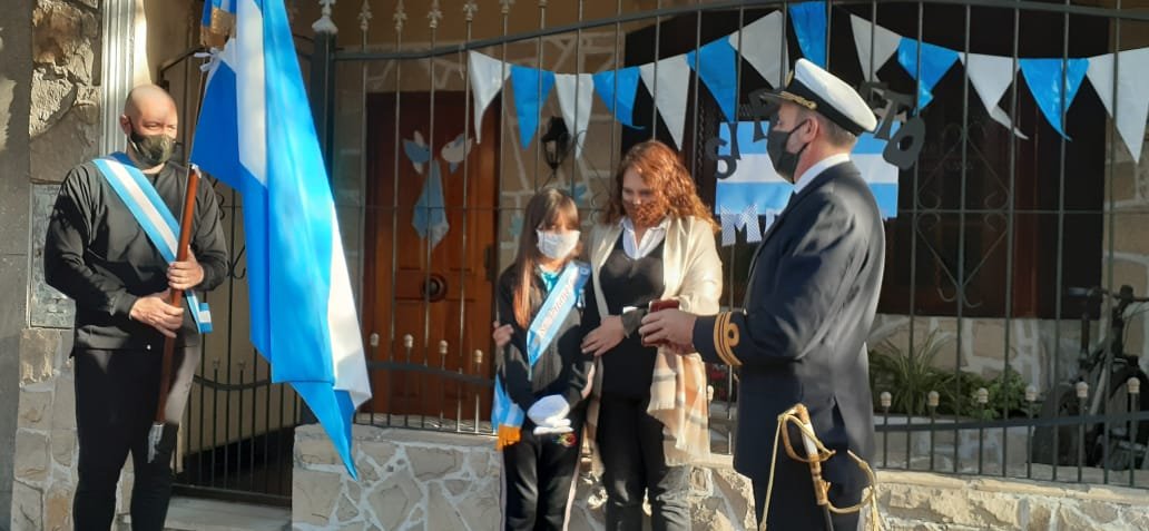 Con la participación de un papá Oficial de Marina, escuela de Avellaneda llevó la Jura a la Bandera a la casa de cada alumno