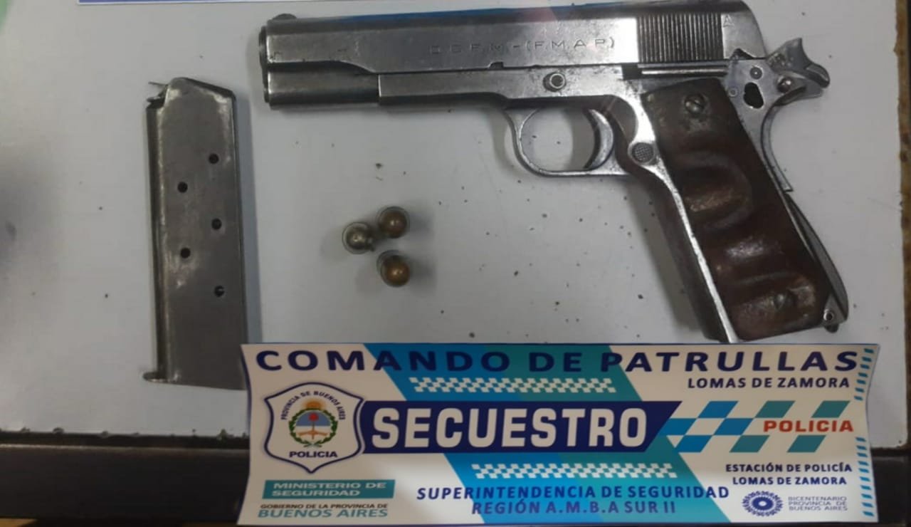 Estaban al acecho listos para robar, pero al ver a los policías buscaron descartar un arma