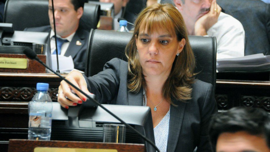 El intendente de Lanús aislado al confirmarse a su esposa como portadora de Covid-19