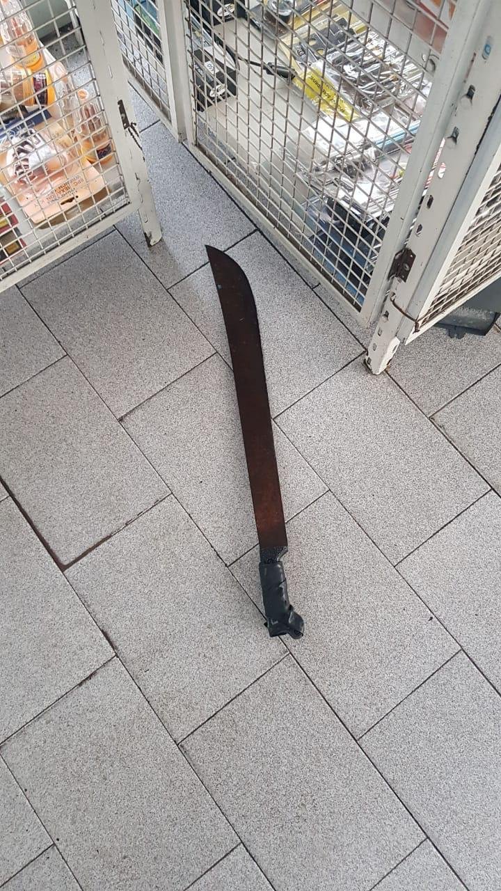 Un remisero atacó a un playero con un machete, pero éste se defendió a los tiros