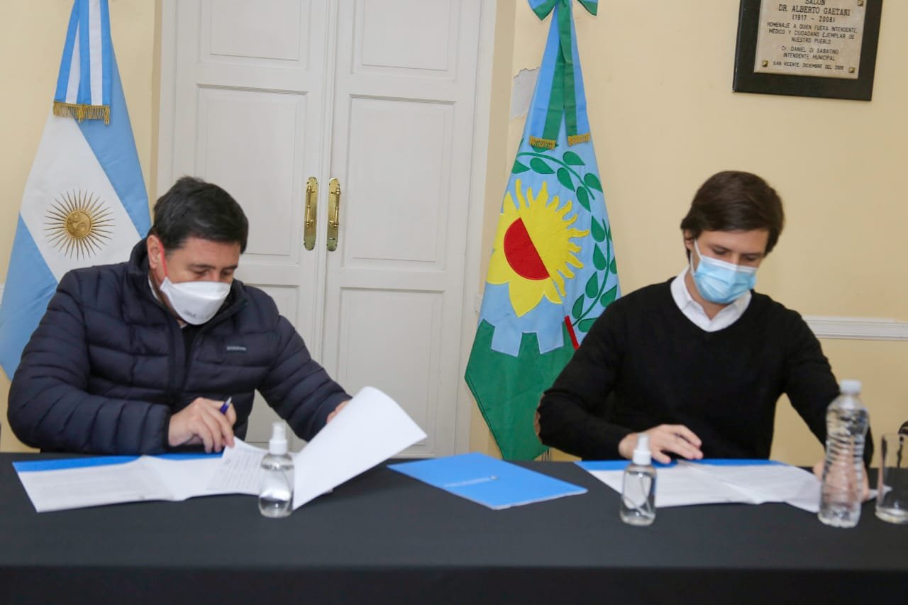 San Vicente: el ministro Arroyo firmó dos convenios con el intendente Mantegazza
