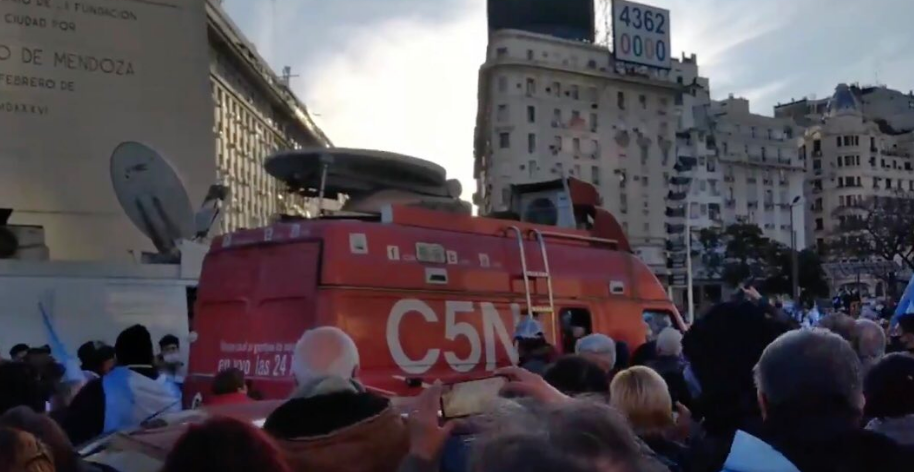 En el banderazo en el Obelisco: agredieron a periodistas y rompieron un móvil de C5N